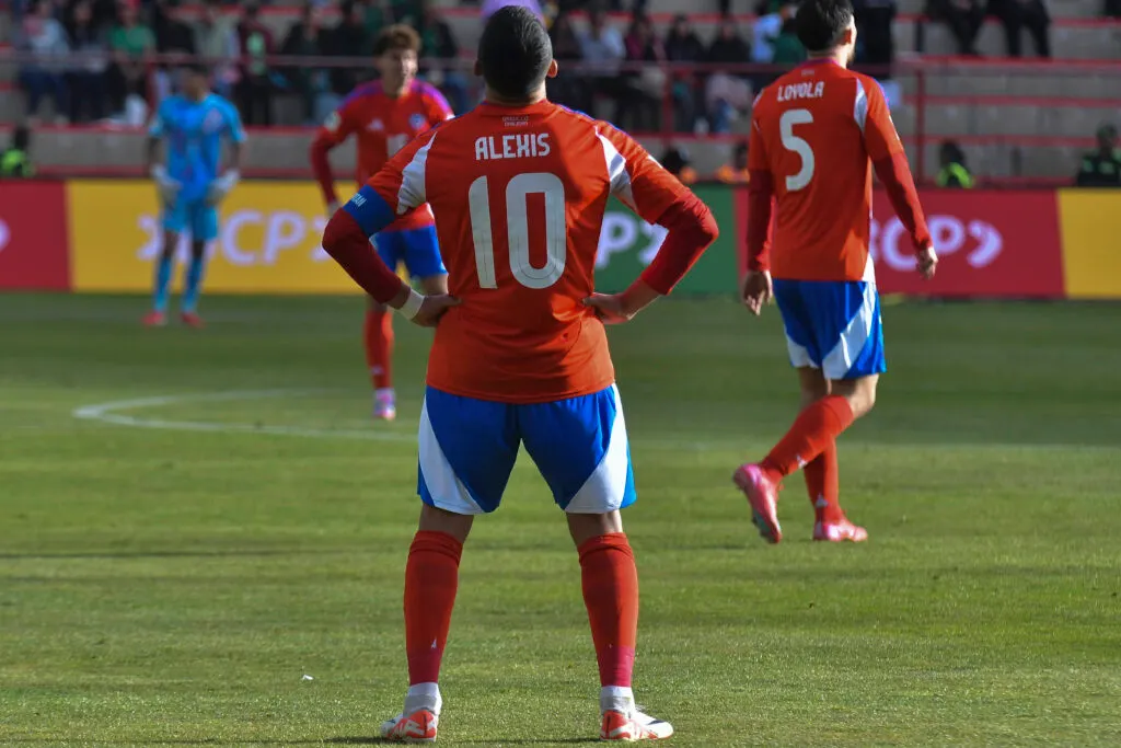 Futbol, Bolivia vs Chile Clasificatorias al Mundial 2026. El jugador de la seleccion chilena Alexis Sanchez es fotografiado durante el partido clasificatorio al Mundial 2026 valido por la Fecha 16 entre Bolivia y Chile disputado en el estadio Municipal Villa Ingenio de La Paz, Bolivia. 10/06/2025 Daniel MIRANDA/APGNoticiasBo/Photosport Football, Bolivia vs Chile 2026 World Cup Qualifiers. ChileÕs player Alexis Sanchez,is pictured during the match a 2026 World Cup qualifier, matchday 16, between Bolivia and Chile at the Municipal Villa Ingenio stadium in La Paz, Bolivia. 10/06/2025 Daniel MIRANDA/APGNoticiasBo/Photosport. Selección Chilena.