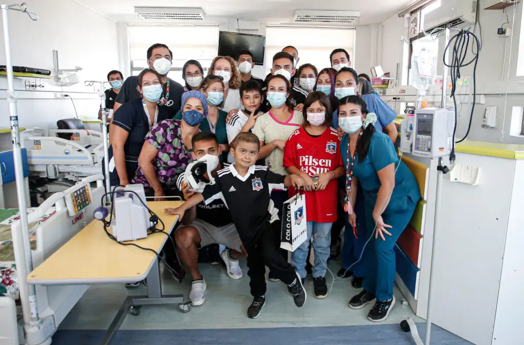 Los jugadores de Colo-Colo visitaron el Hospital San Juan de Dios.
