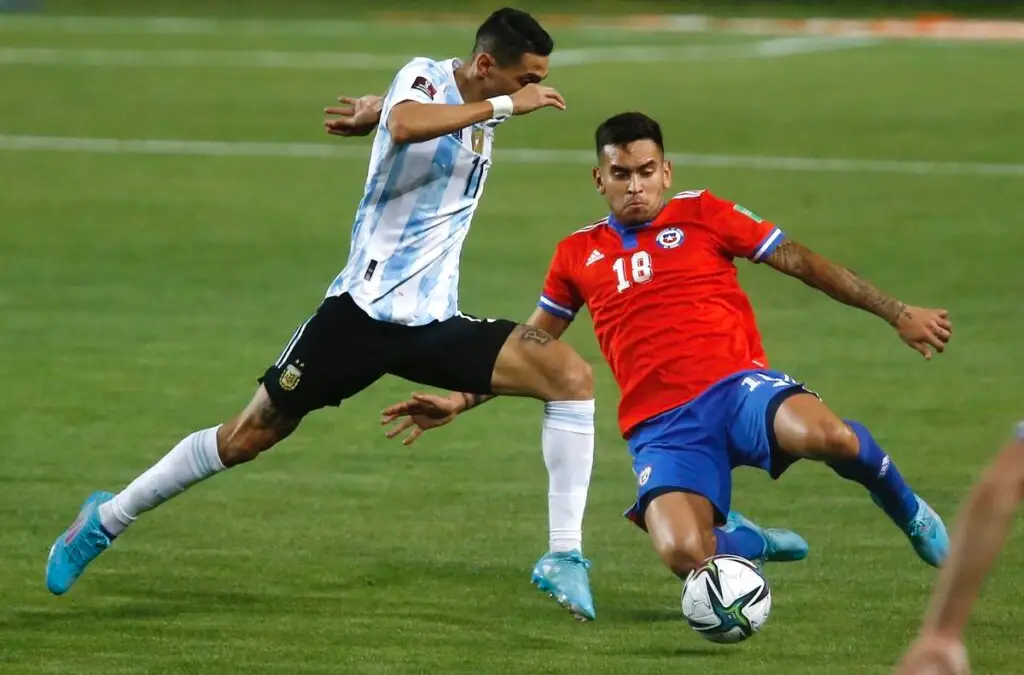 El último partido oficial del zaguero en La Roja fue ante Argentina en enero del 2022. Foto: Marcelo Hernandez/Photosport.