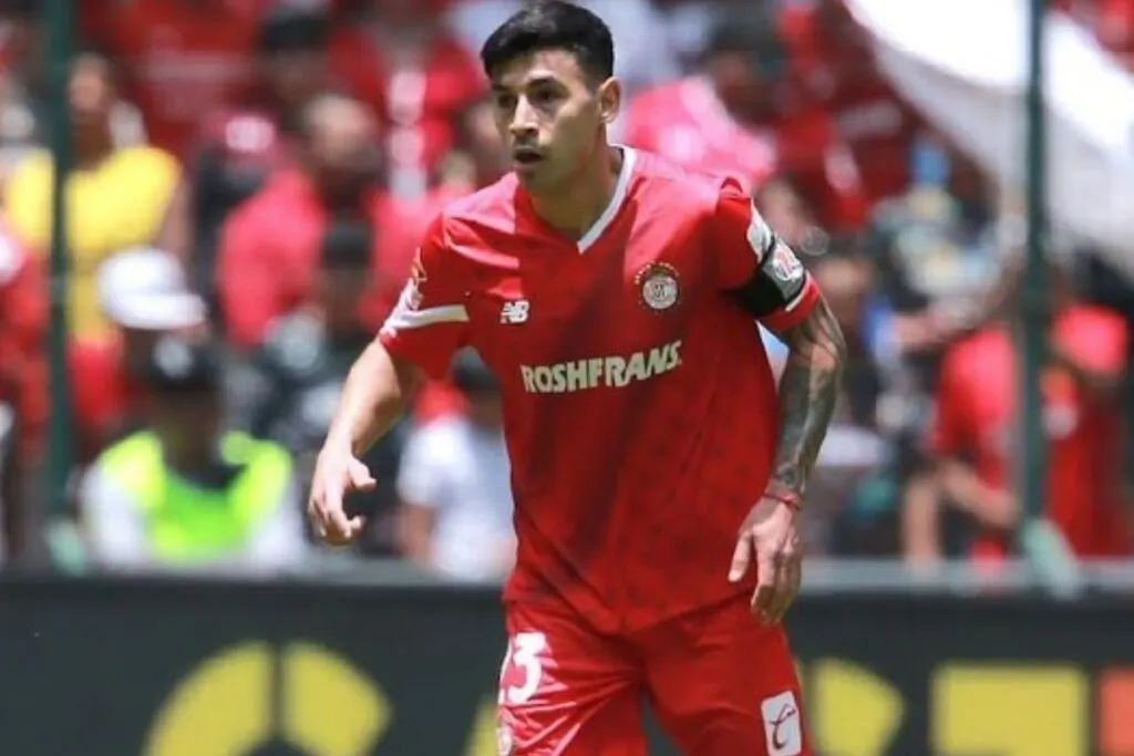Primer plano a Claudio Baeza con la camiseta de Toluca.
