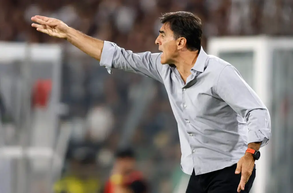 Gustavo Quinteros saltará a la cancha con un equipo alternativo ante Colón.