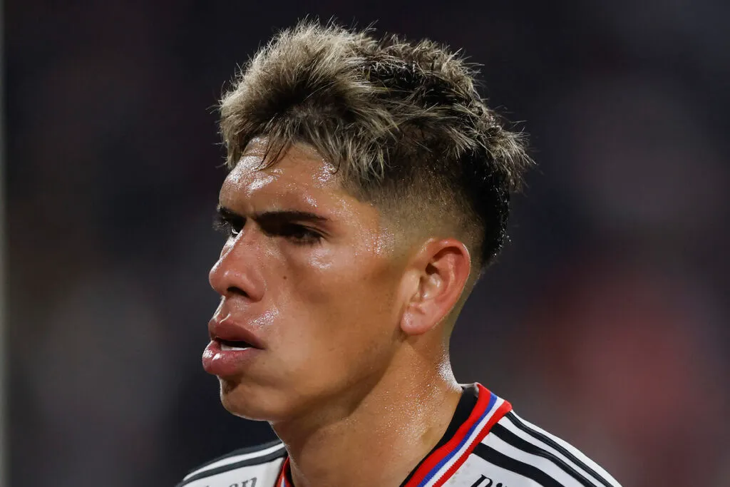 Primer plano al rostro de Carlos Palacios durante el encuentro ante Boca Juniors, jugador de Colo-Colo que se le ve muy molesto.