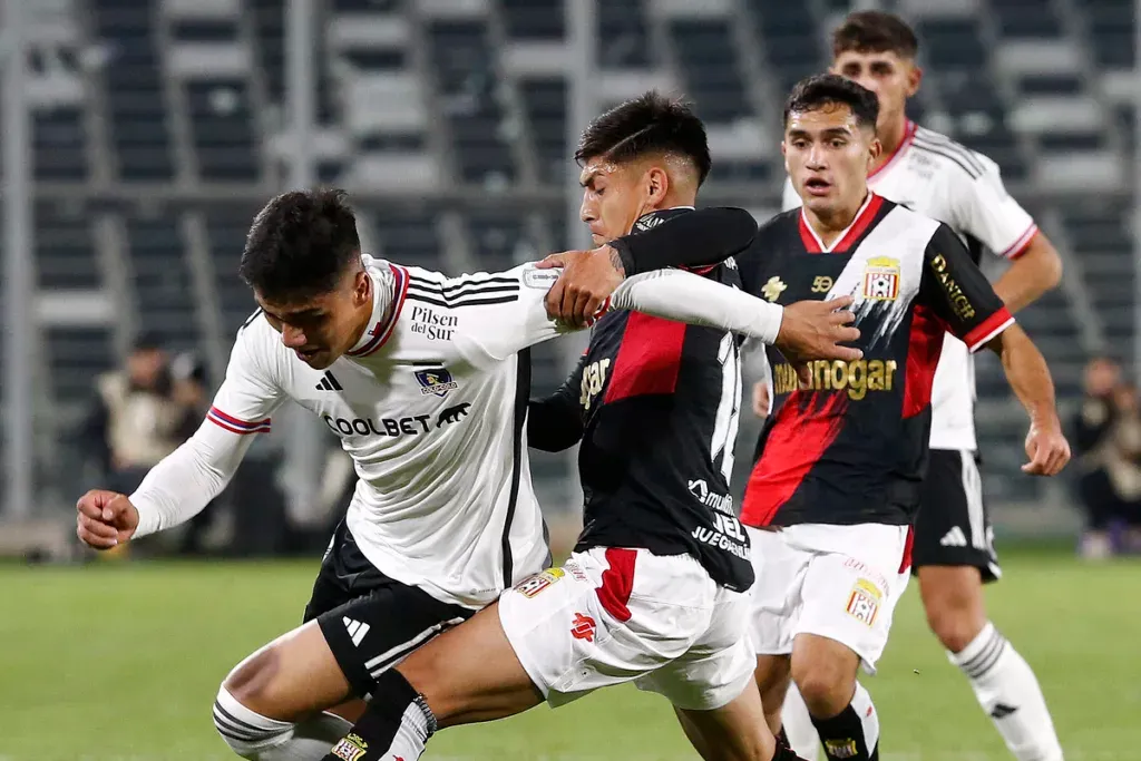 Damián Pizarro disputando una pelota con un rival en el duelo entre Colo-Colo y Curicó Unido.