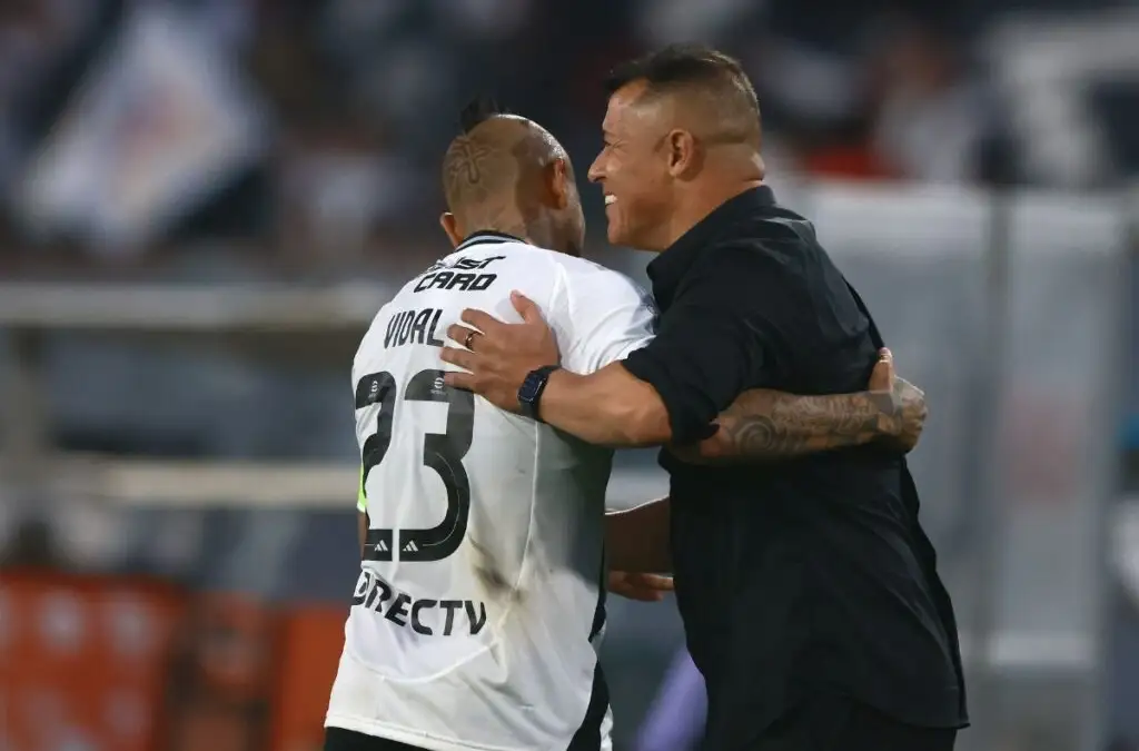 A pesar de lo señalado por la dirigencia de Blanco y Negro, el plantel albo se cuadró con el actual entrenador.