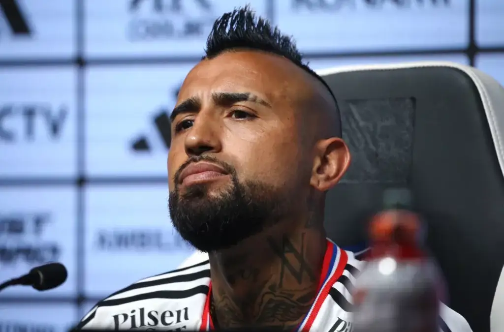 Arturo Vidal en plena conferencia de prensa como jugador de Colo-Colo.