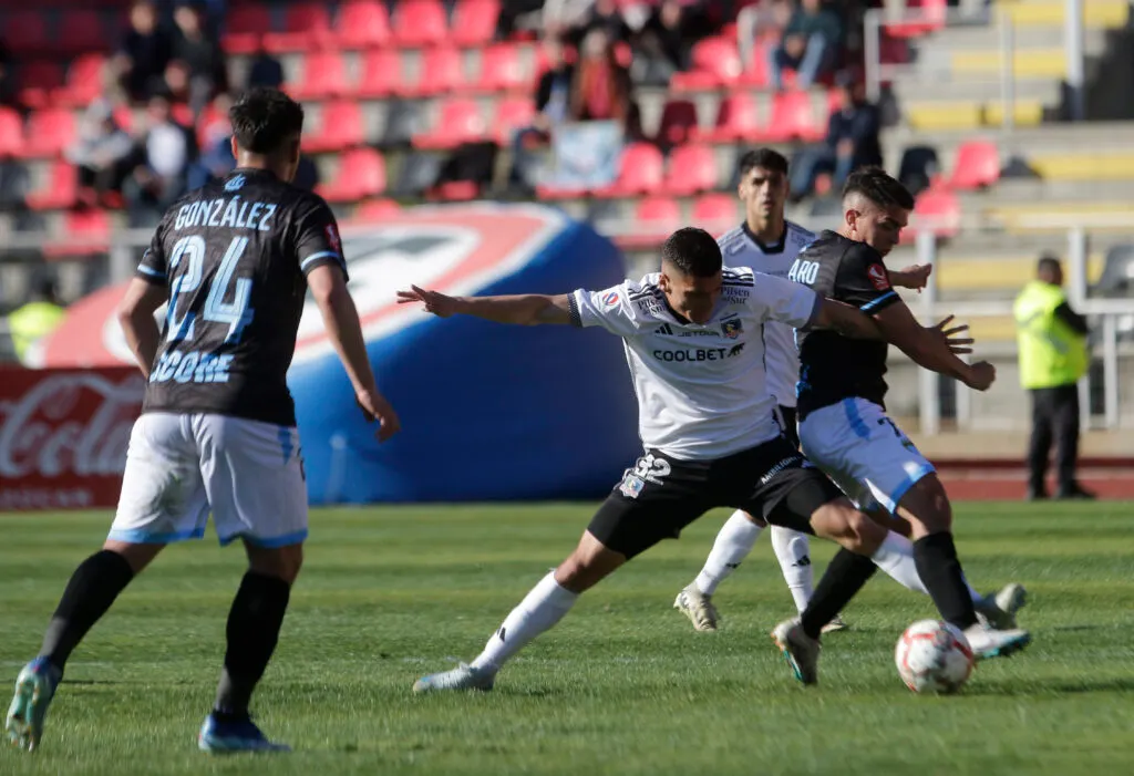 Lucas Cepeda disputando un balón en Copa Chile.