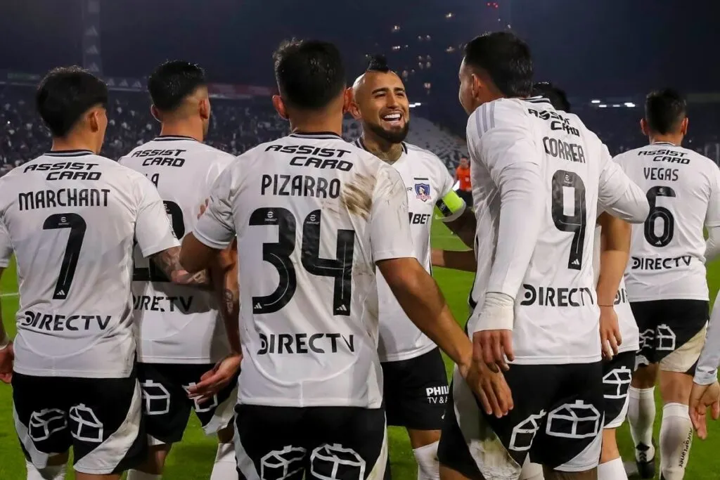 Plantel de Colo-COlo celebrando un gol en el Estadio Monumental.