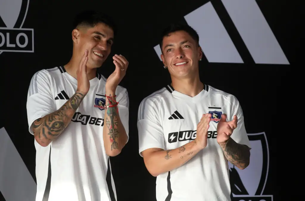El lateral fue parte de la presentación de la nueva camiseta alba. Foto: Javier Salvo/Photosport.