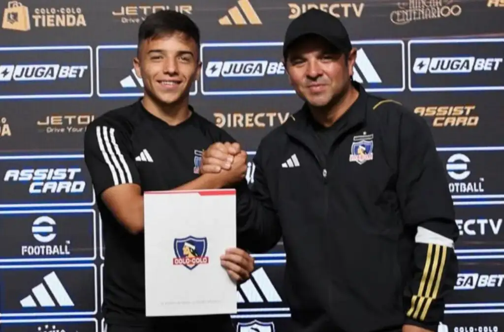 Héctor Tapia presentó la firma de contrato de Milovan Velásquez.