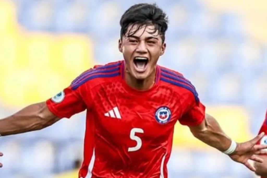 Alonso Olguín celebrando un gol con la Selección Chilena.