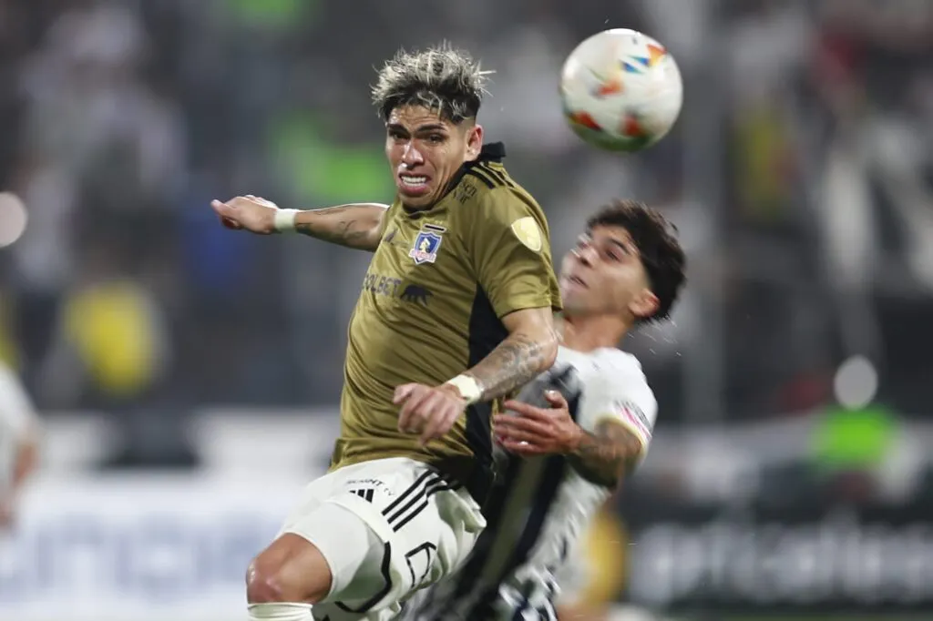 Primeer plano a Carlos Palacios con la camiseta de Colo-Colo.