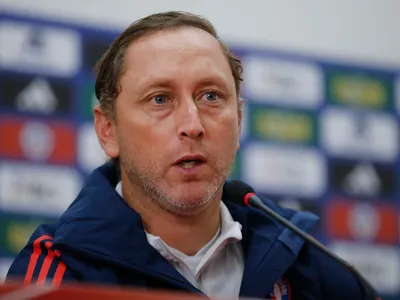Tema zanjado: Revelan la decisión que tomó la ANFP con Luis Mena tras la polémica con las porteras de La Roja