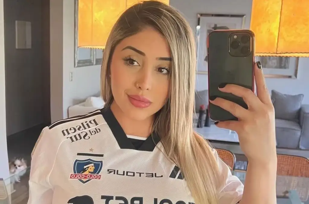 Yessenia Riveros (novia de Guillermo Paiva) con la camiseta de Colo-Colo.