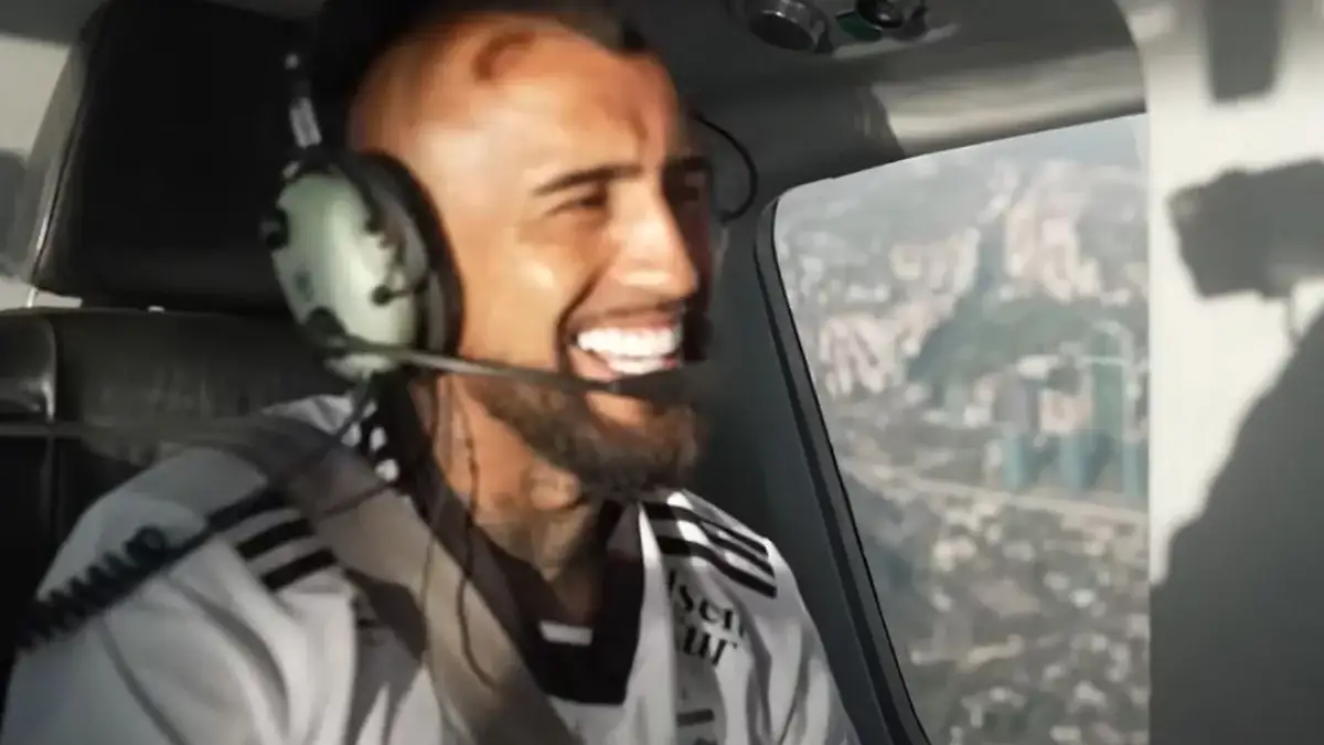 Arturo Vidal sonriendo y viajando en helicóptero