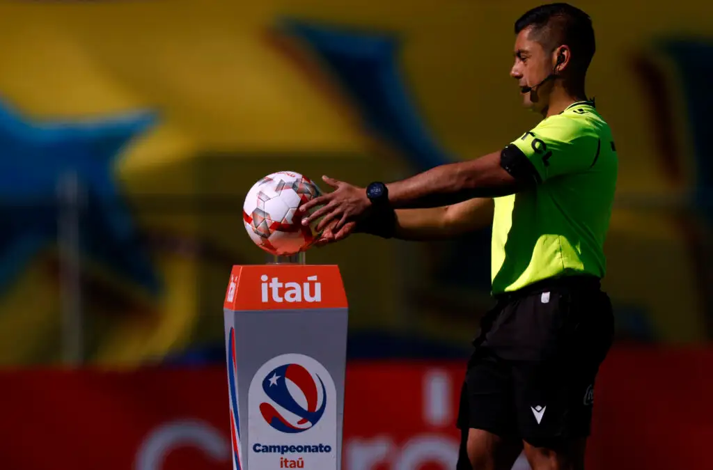 Nicolás Gamboa fue el árbitro en el cruce entre Colo-Colo y Magallanes.
