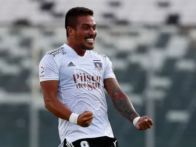 ¿Vuelve a Colo-Colo? El enigmático futuro de Javier Parraguez en Brasil