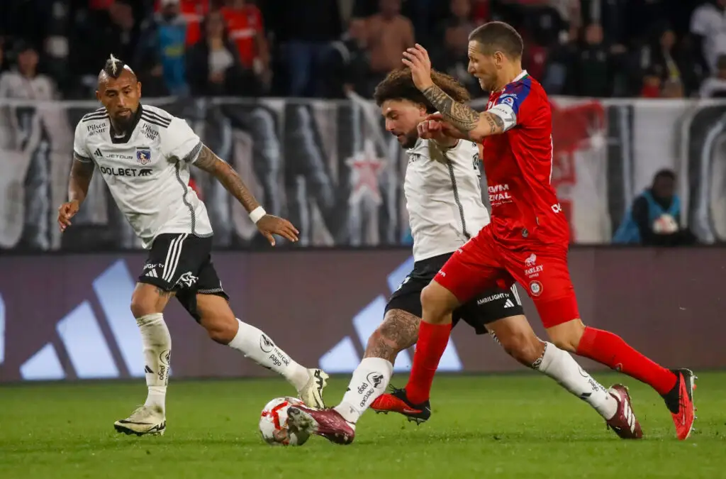 Colo-Colo se pone al día enfrentando a Unión La Calera.