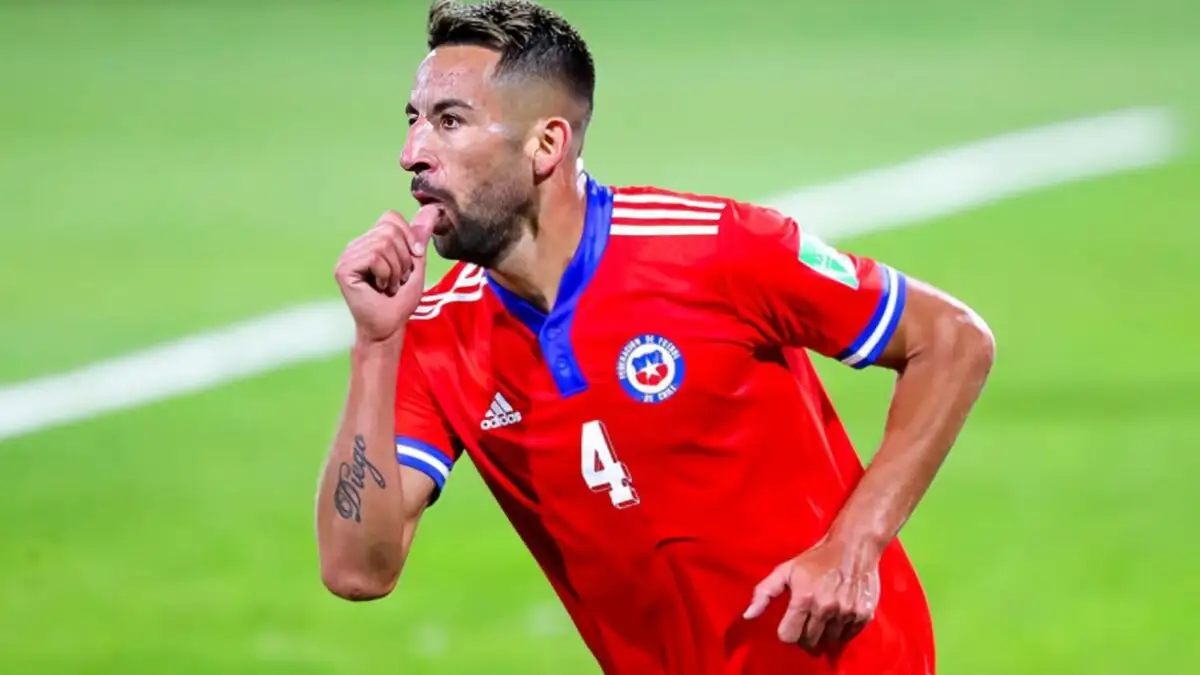 Mauricio Isla celebrando un gol con la Selección Chilena.