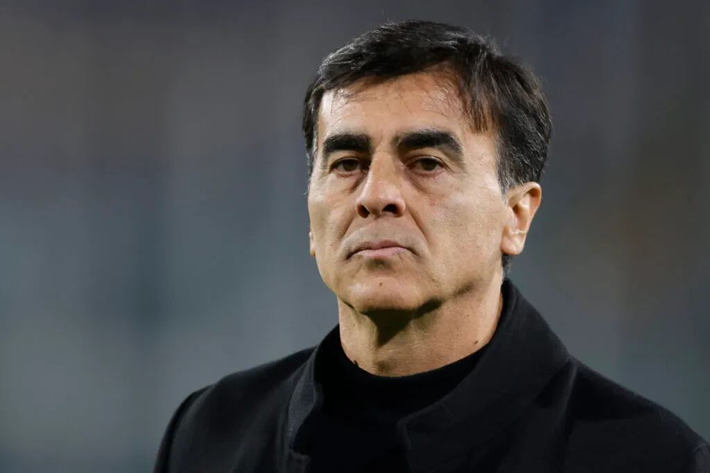 Gustavo Quintero con mirada seria.