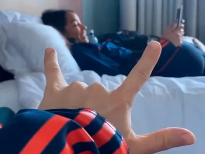 [VIDEO] Javiera Grez ‘arellaniza’ a Ryan Torrero en La Roja y le enseña el himno de Colo-Colo