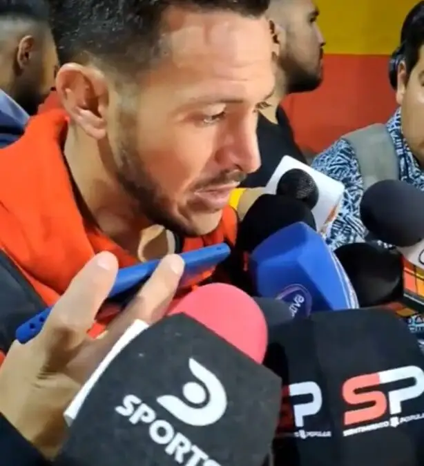 Ramiro González conversando con los medios de comunicación, en la zona mixta del Estadio Santa Laura, tras la igualdad entre Colo-Colo y Unión Española.
