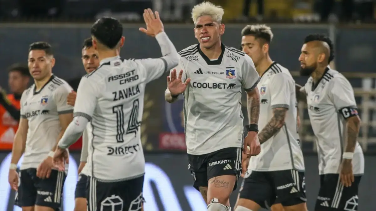 Plantel de Colo-Colo celebrando un gol.