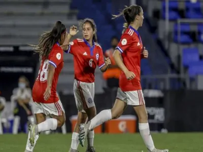 La selección femenina de Chile, gana, gusta y golea para asegurar un cupo en la siguiente fase