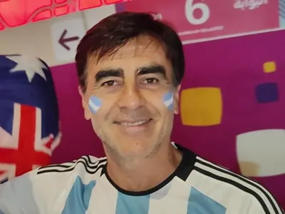 [VIDEO] Gustavo Quinteros se sube a la Scaloneta y celebra el título del Mundial al ritmo de la canción «muchachos»