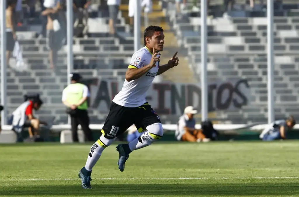 Javier Reina con la camiseta de Colo-Colo en la temporada 2016.