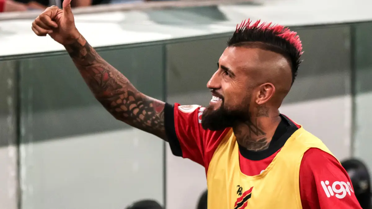 El plantel de Colo-Colo anhela por el arribo de Arturo Vidal.