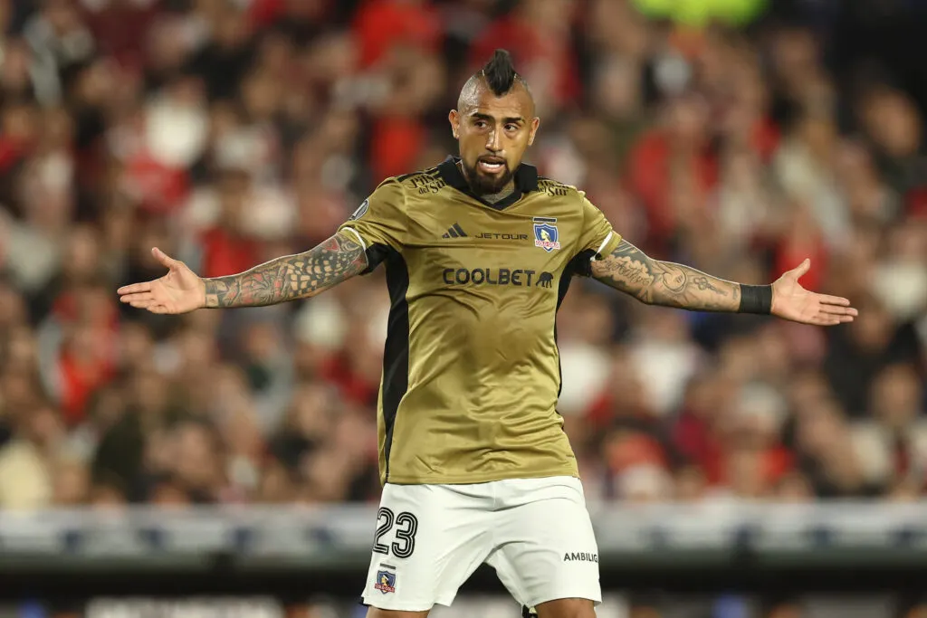 Primer plano a Arturo Vidal con la camiseta dorada de Colo-Colo.