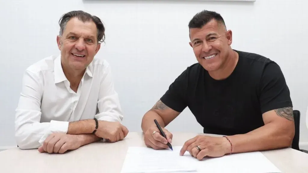 Aníbal Mosa y Jorge Almirón en la firma de contrato del estratega albo.