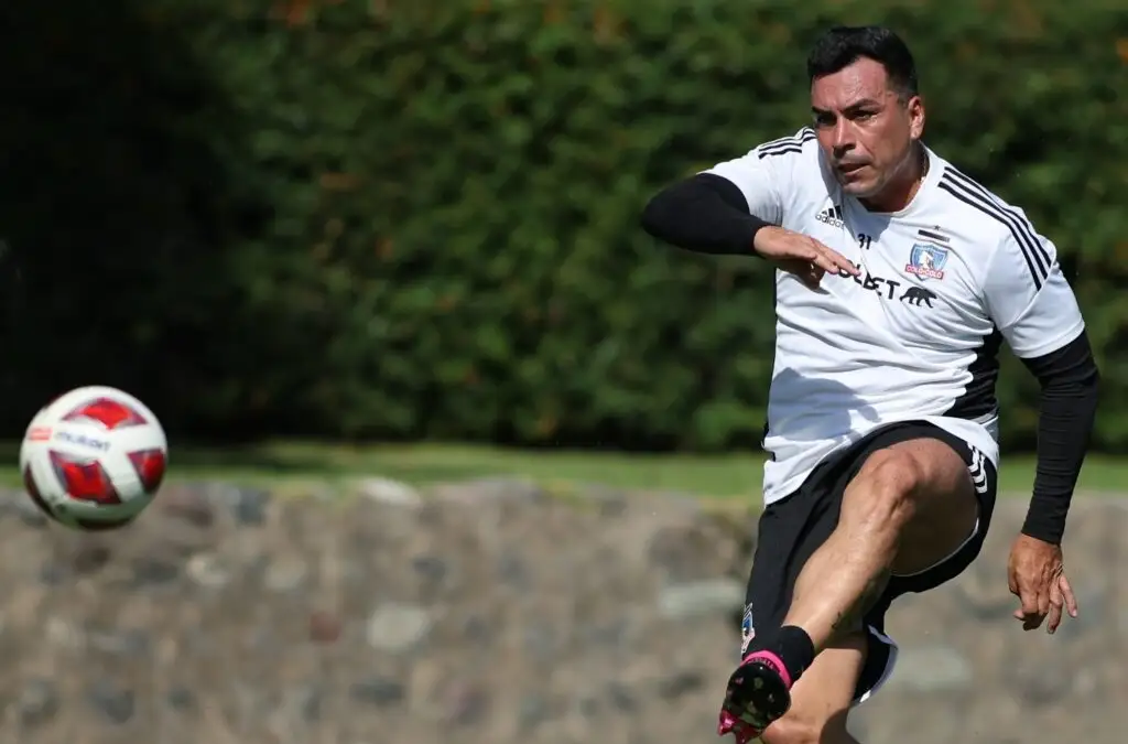 Esteban Paredes está entrenando junto al plantel de Colo-Colo para preparar su partido de despedida.