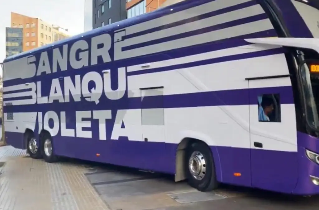 Colo-Colo replicó el bus del Real Valladolid.