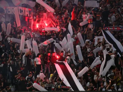 [VIDEO] «Puerto Montt es del Colo»: Hinchas se lucen con intervención en honor al centenario de Colo-Colo
