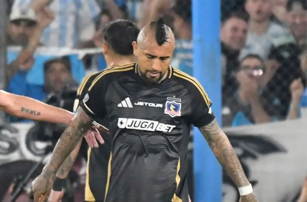 A pesar de ser clave en la temporada pasada, Arturo Vidal está siendo cuestionado por su nivel este 2025, a pesar de la crisis general que vive el plantel.