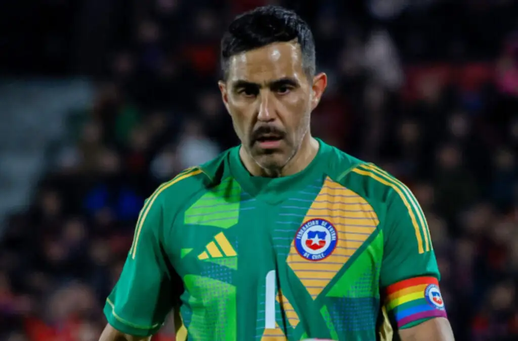 Claudio Bravo salió por lesión en triunfo de La Roja sobre Paraguay.