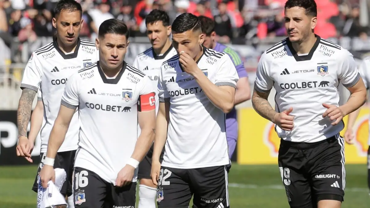 Plantel de Colo-Colo retirándose de la cancha del Estadio Fiscal de Talca.