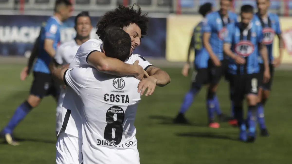 Futbol, Huachipato vs Colo Colo. Vigesimaprimera fecha, campeonato Nacional 2020. El jugador de Colo Colo Maximiliano Falcon,centro, celebra con sus companero Gabriel Costa su gol contra Huachipato durante el partido de primera division disputado en el estadio CAP de Talcahuano, Chile. 05/12/2020 Eduardo Fortes/Photosport Football, Huachipato vs Colo Colo. 21th date, 2020 National Championship. Colo Colo’s player Maximiliano Falcon , center, celebrates with teammate Gabriel Costa after scoring against Huachipato during the first division match held at the CAP stadium in Talcahuano, Chile. 05/12/2020 Eduardo Fortes/Photosport