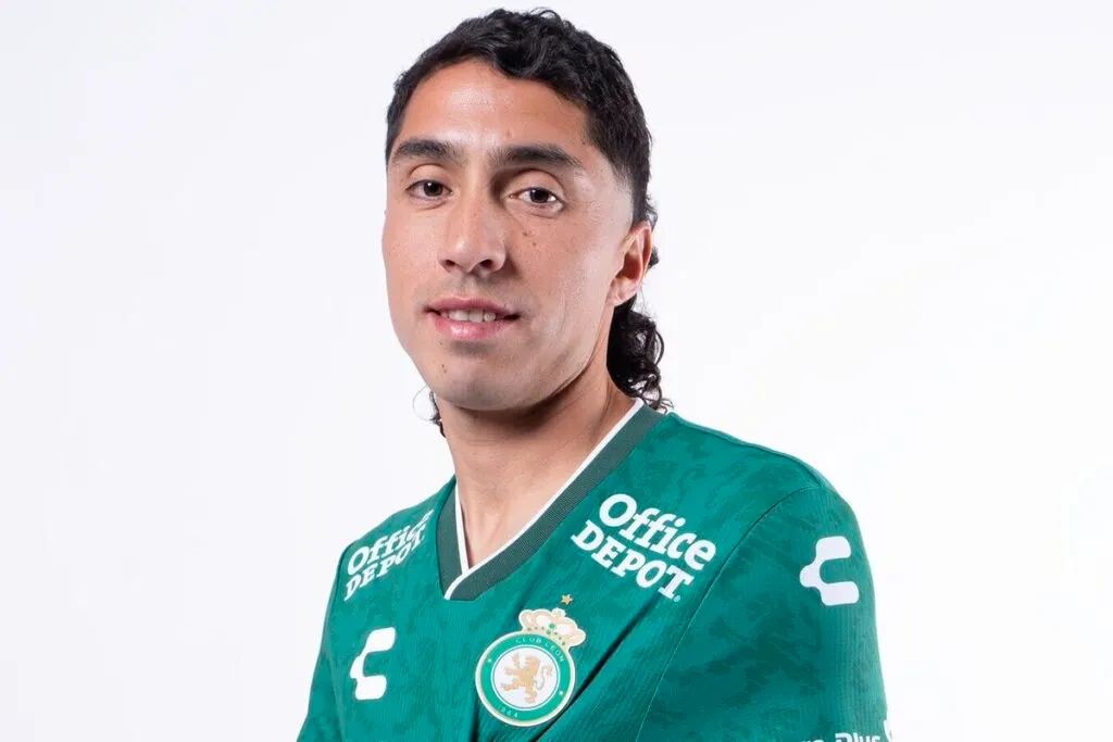 Primer plano de Luciano Cabral con la camiseta del León de México.