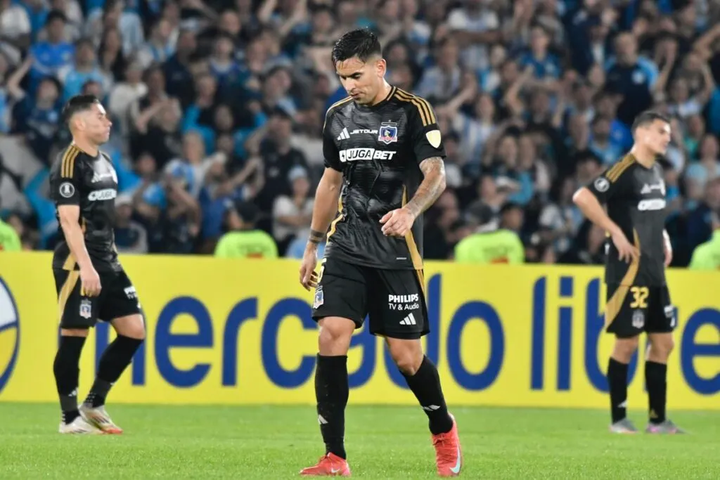 Los jugadores de Colo-Colo lamentan su eliminación de Copa Libertadores.
