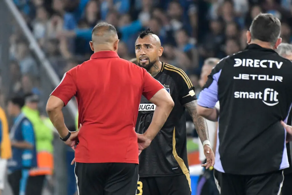 Futbol, Racing vs Colo Colo.
Fase de grupos, Copa Libertadores 2025.
El jugador de Colo Colo Arturo Vidal es fotografiado con Jorge Almirón durante el partido de copa libertadores por el grupo E contra Racing disputado en el estadio Presidente Peron en Buenos Aires, Argentina.
14/05/2024
Fotobaires/Photosport

Football, Racing vs Colo Colo.
Group stage, Copa Libertadores 2025.
Colo Colo’s player Arturo Vidal is pictured during the copa libertadores match for group E against Racing at the Presidente Peron stadium in Buenos Aires, Argentina.
14/05/2024
Fotobaires/Photosport