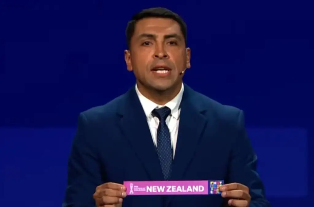 Gonzalo Jara siendo parte del Sorteo para el Mundial Sub 20 en Chile.