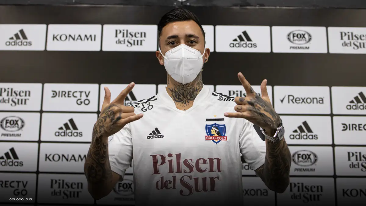 Martín Rodríguez siendo presentado en el Estadio Monumental. Fotografía: Colo-Colo vía Twitter.