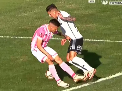 [VIDEO] La polémica jugada que Colo-Colo reclamó como penal frente a Magallanes