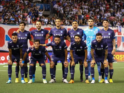 La osada formación que probó Universidad Católica para el partido frente a Colo-Colo