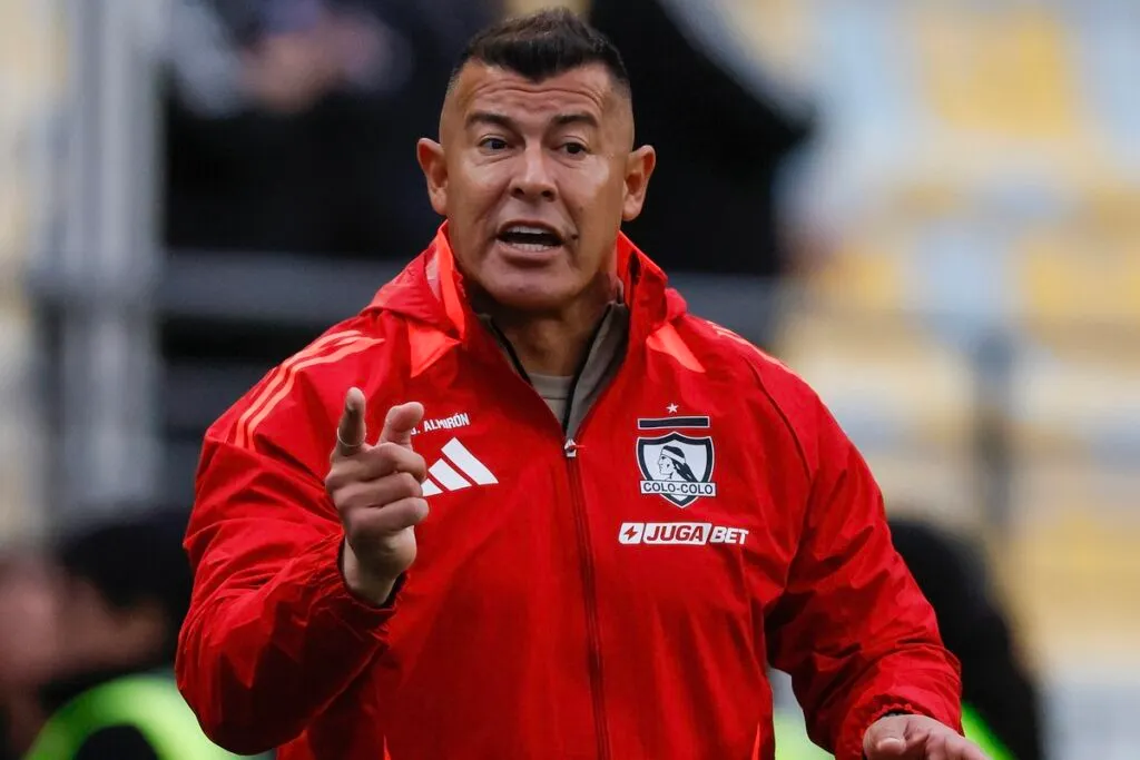 Jorge Almirón dirigiendo a Colo-Colo ante Real Valladolid.
