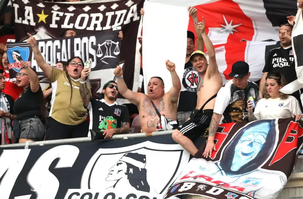 Hinchas de Colo-Colo en el Estadio Metropolitano de Barranquilla.