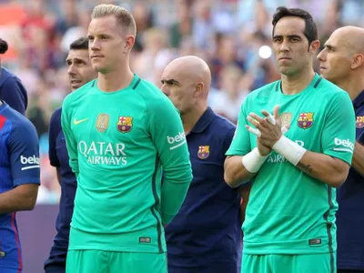 Dejó huellas: Claudio Bravo es recordado en Barcelona tras última actuación de Ter Stegen