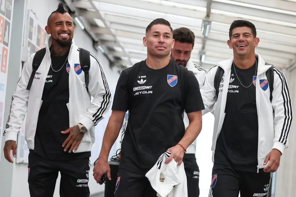 Jugadores de Colo-Colo sonriendo.